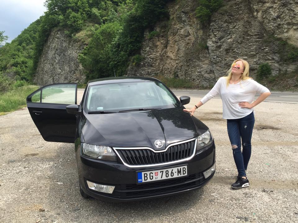 Vuokra-auto ja ylpeä mauaalivaihteiden oppilas.