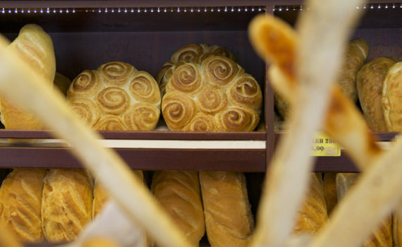 Pekaran eli leipomon leipähyllyt.