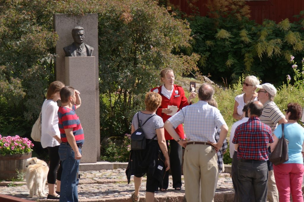 Porvoon opas Edelfeltin patsaalla