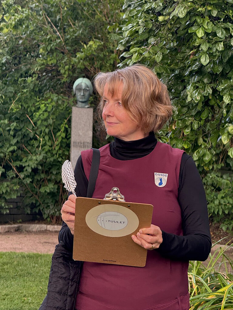 Tuula Lukic, Kulje ja kynäile -kierroksella Porvoossa.